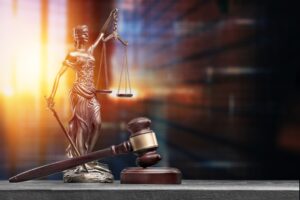 Balance de la justice sur un bureau d'un avocat en droit criminel
