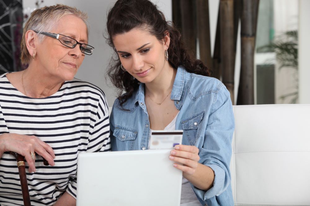 Fille qui explique le fonctionnement de la retraite à sa grand mere