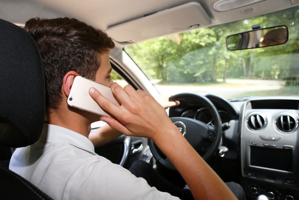 Homme utilisant son téléphone au volant